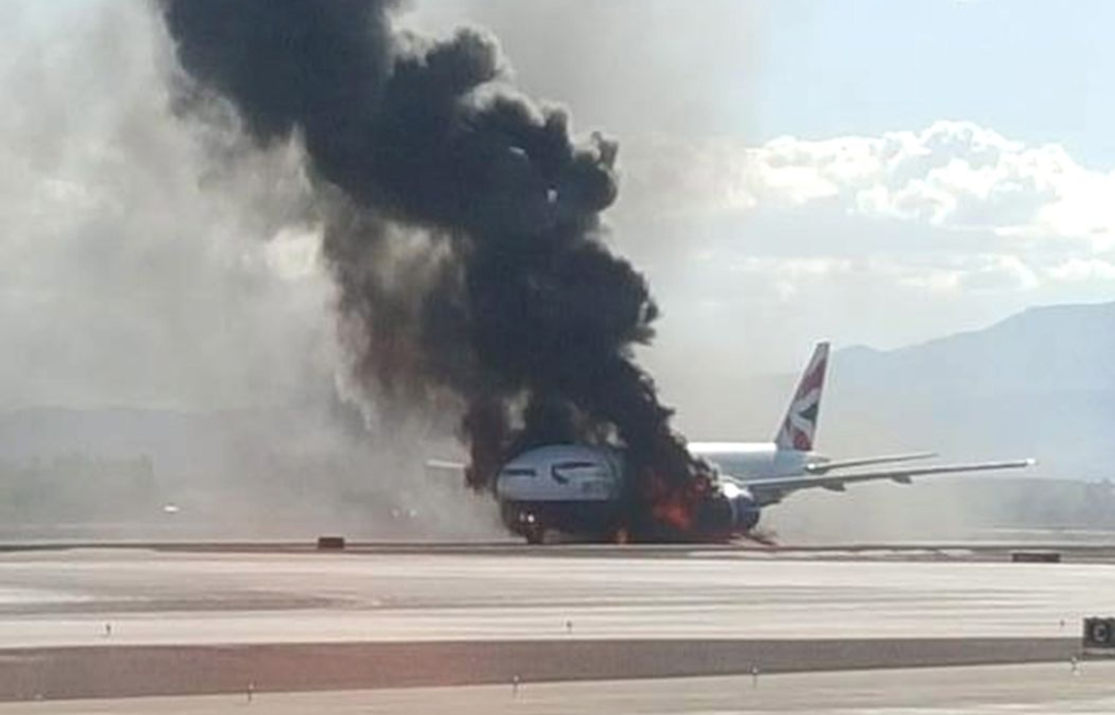 Катастрофы на воздушном транспорте. Пожар на Boeing 777 в Лас-Вегасе. Горящий самолет. Пожар в самолете.